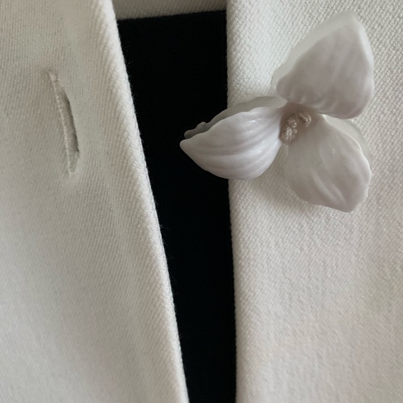Chique white collarless long blazer jacket with single button in flower shape 10 - Picture 6 of 7